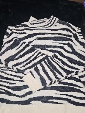 SHEIN Cream and Black Ribbed Knit Sweater (Curve)